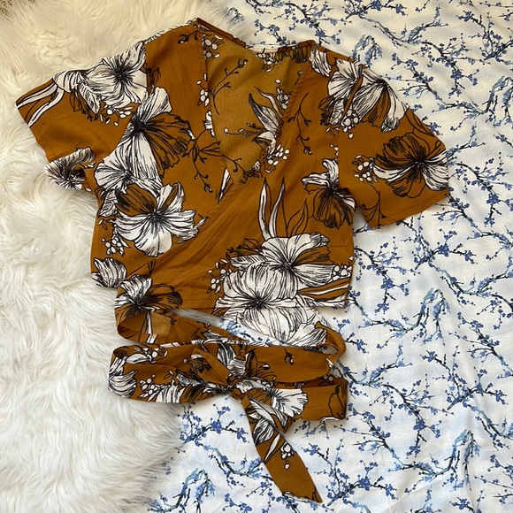 NWOT Floral Crisscross Tie Back Crop Top - Picture 6 of 8